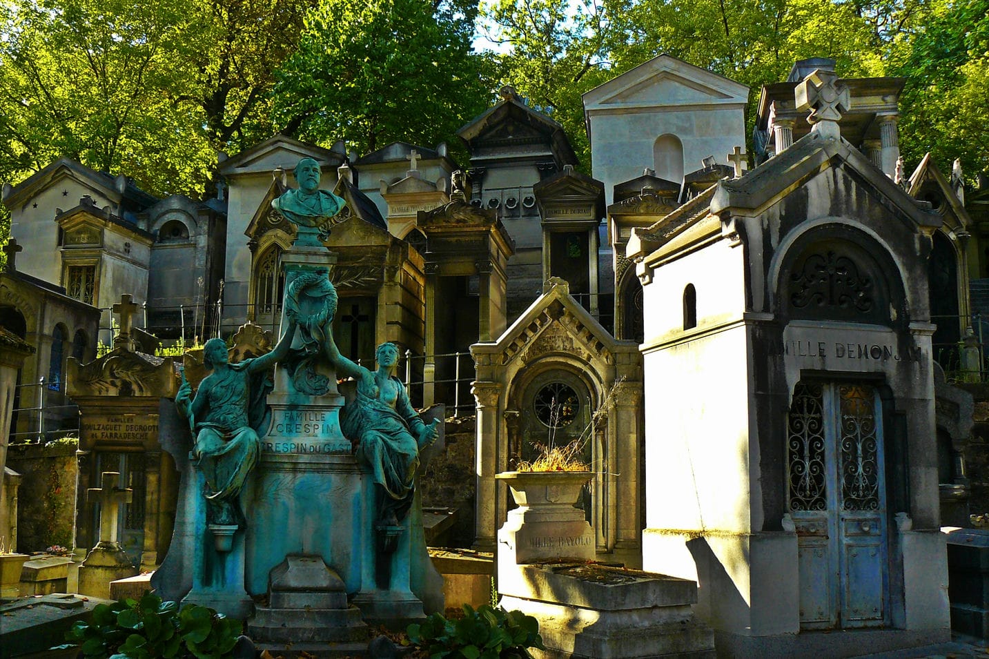 an-unusual-stroll-through-the-p-re-lachaise-cemetery-paris-je-t-aime